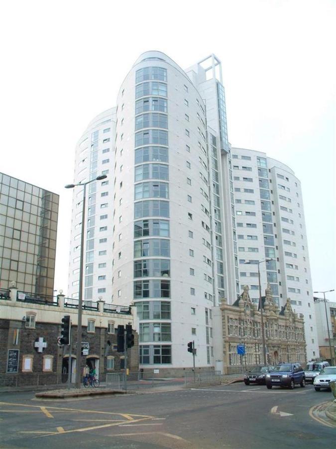 2 Bedroom City Centre Apartment With Free Parking Cardiff Ngoại thất bức ảnh